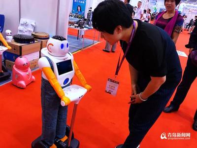 中国电博会在青岛开幕 智能机器人抢眼(组图)
