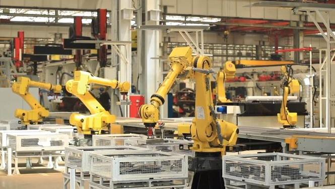 在三一重工长沙园区的18号工厂厂区内,工业机器人正在工作.